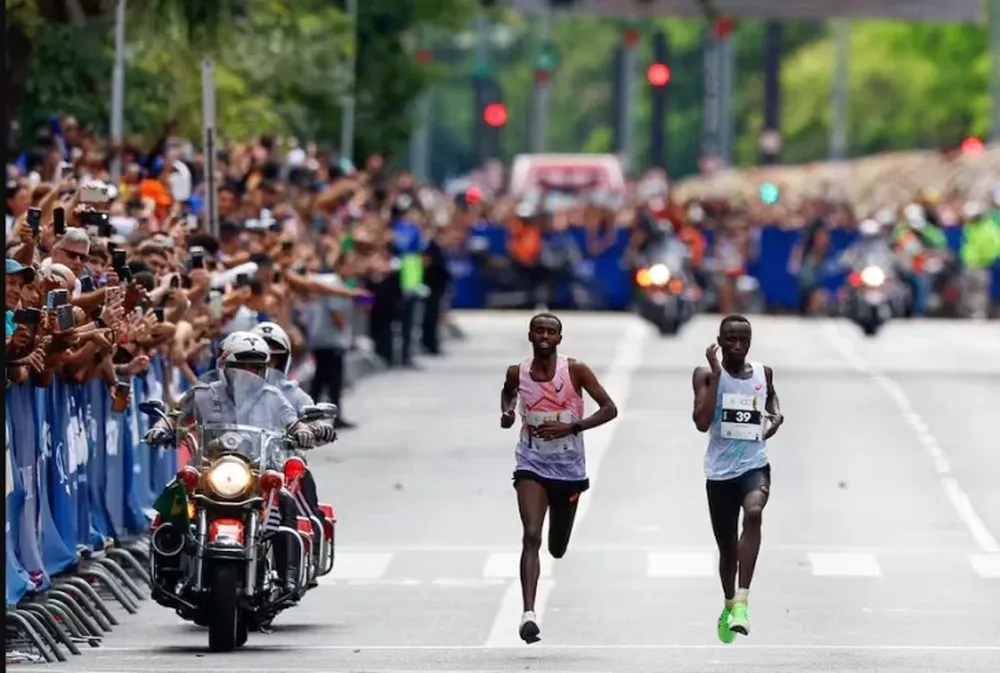 Impresionante. La San Silvestre, en sus 100 años, merecía tener un cierre como el que protagonizaron Gisachew y Kamosong, definiendo en los metros finales la prueba.