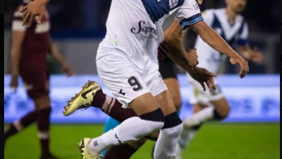 PAREJOS. Romero no puede con Izquierdoz, como Vélez no pudo con Lanús