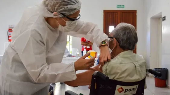 Los datos y requisitos que deben llenar online los mayores de 80 años para ser vacunados