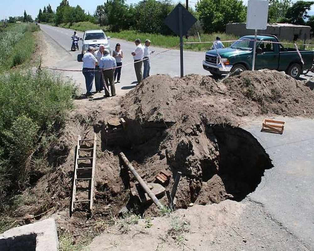 El derrumbe de un puente cortó el tránsito y el riego