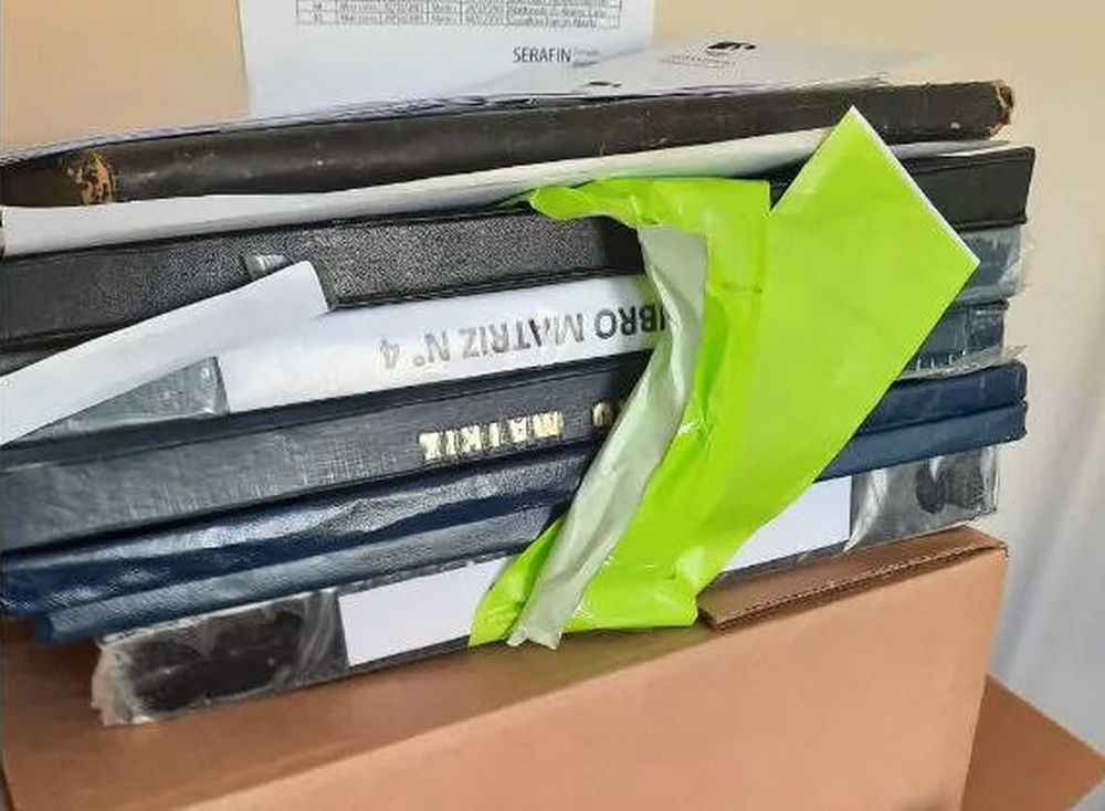 Una directora falsificó documentos para que su hijastro se recibiera