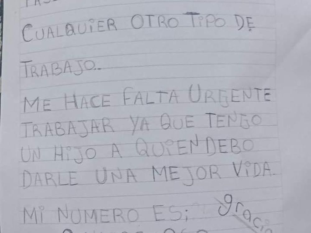 Pegó un cartel escrito con puño y letra para buscar trabajo: “Debo darle una mejor vida a mi hijo”