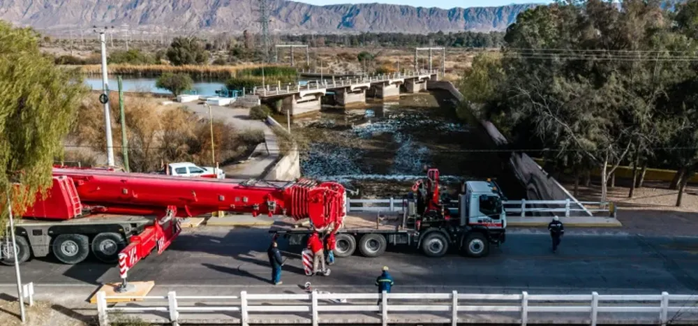 IMPONENTE. Con una grúa gigante lograron retirar y trasladar las compuertas del Dique Partidor San Emiliano para comenzar con su reparación en talleres.