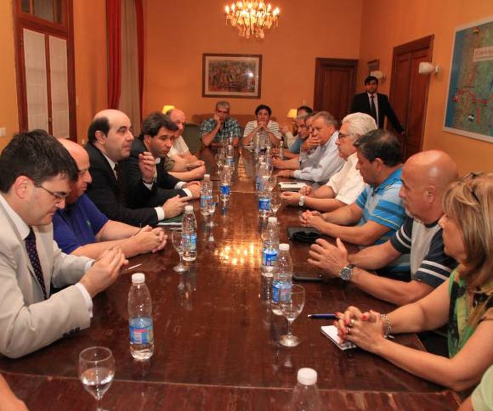 Gobierno ofrece $2.500 y los gremios contestan hoy