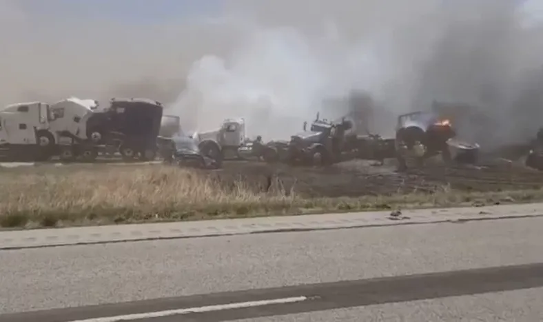 Al menos 6 muertos y más de 30 heridos en un choque múltiple por una tormenta de polvo