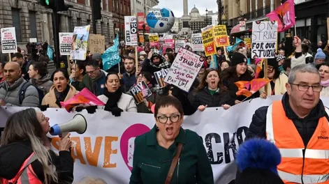 Casi medio millón de trabajadores británicos participan en histórica huelga