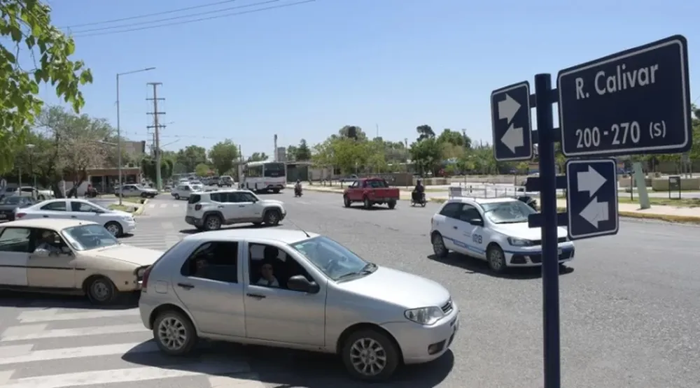 Una calle transitada en muy mal estado