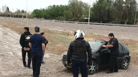 Perdió el control, despistó y quedó atrapado en su auto