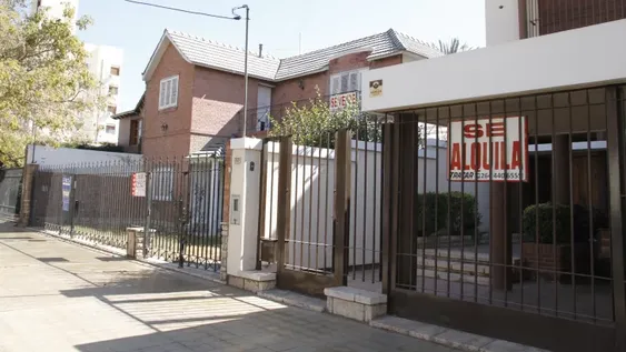 OFERTA. Al contrario de lo que pasó en otros momentos, hay casas en alquiler, pero los precios en muchos casos son tan altos que los inquilinos no encuentran opciones.