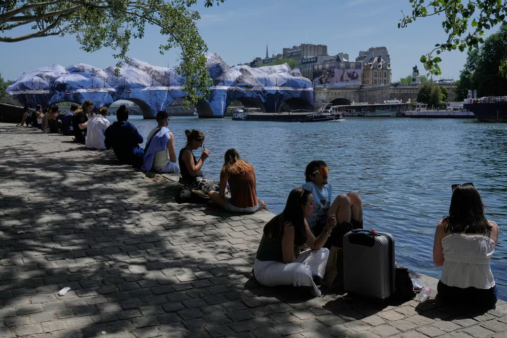Visitantes y locales buscan alivio a las altas temperaturas que azotan a varios países europeos Visitantes y locales buscan alivio a las altas temperaturas que azotan a varios países europeos