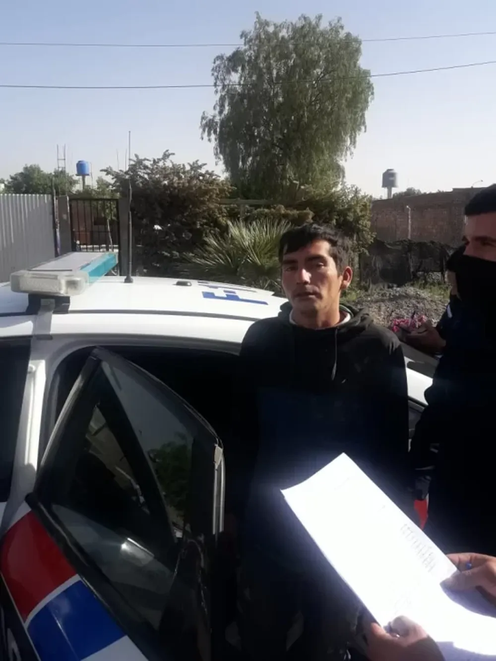 Golpeó a su pareja y luego se las agarró con el vecino que llamó al 911