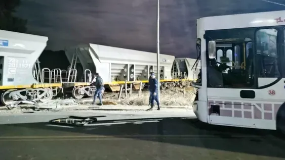 Otra vez un colectivo chocó con un tren: atendieron a los 25 pasajeros y hospitalizaron al chofer