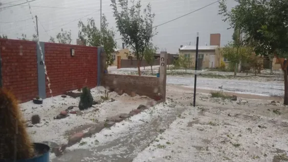 [VIDEOS] Llovió en parte de la provincia y hubo una fuerte caída de granizo en Iglesia