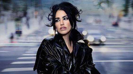 Lali Espósito se sacó una foto en la cama: mini corpiño y culotte XXS