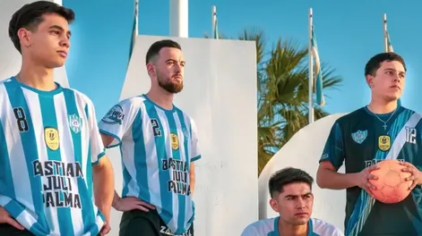 El campeón veinticinqueño que presentó las camisetas al mejor estilo “Selección”