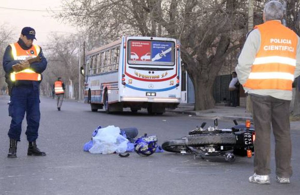 Llevaba el casco, igual se mató contra un colectivo