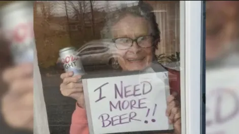 Abuela de 93 años pidió más cerveza y una empresa le llevó 150 latas