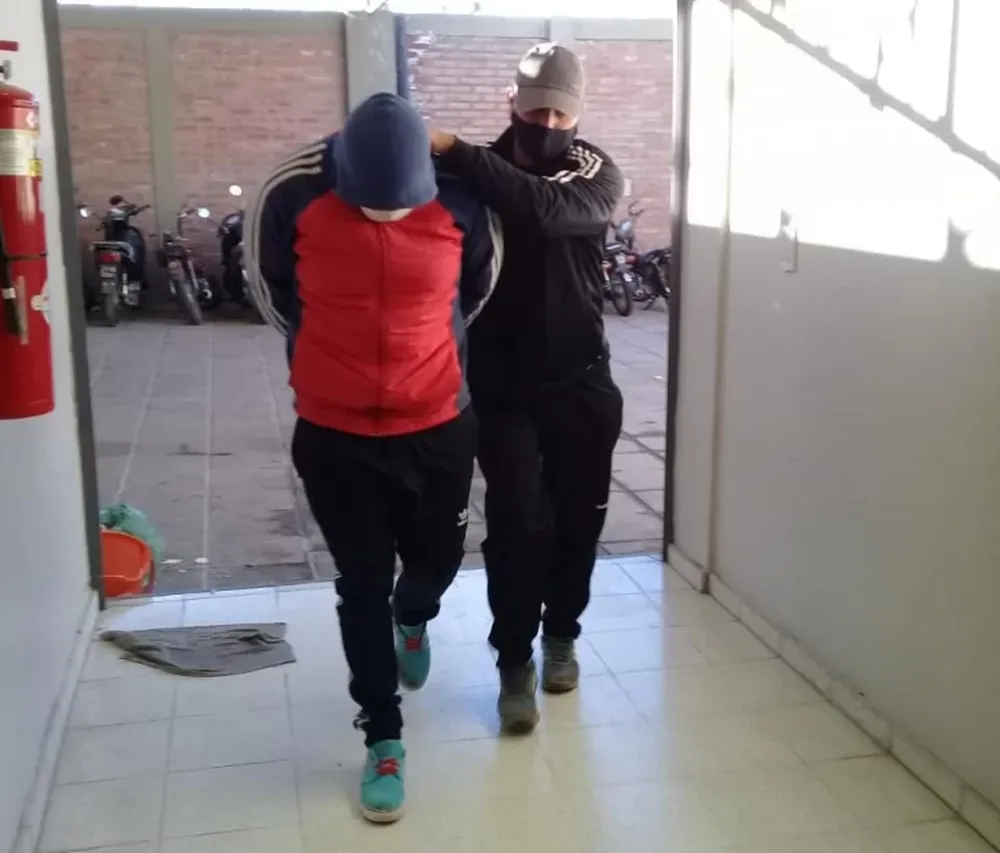 Rompió un vidrio para robar en una barbería: lo detuvieron y le encontraron hasta droga