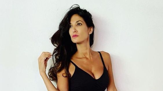 Silvina Escudero mostró uno de sus tips de belleza con una colaless negra “atrapante”