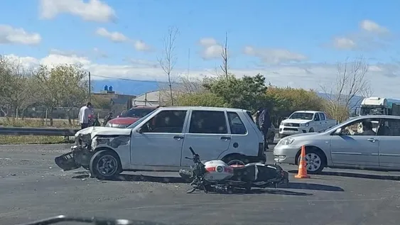 Un motociclista terminó herido al ser atropellado por un auto en un peligroso cruce