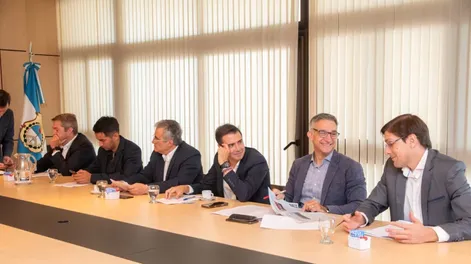 Los dialoguistas en la reunión con el secretario de Transporte.-