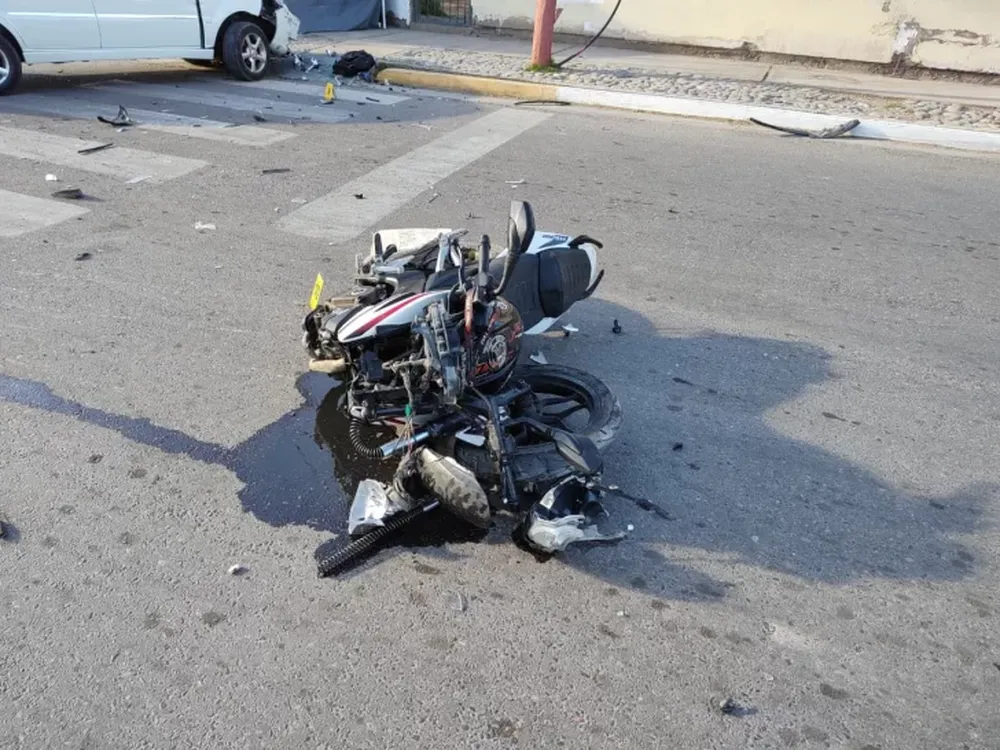 Destrozada quedó la moto Rouser 200cc. luego del violento impacto. Su condutor no sobrevivió.
