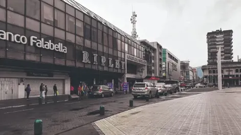 VAN POR MÁS. Los argentinos copan los grandes centros de compra en Chile.