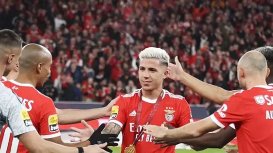 Enzo Fernández tuvo su homenaje en el clásico