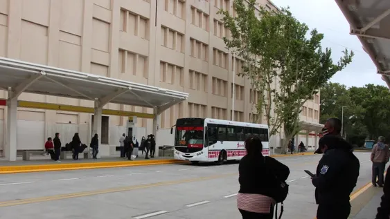 Empresarios de micros aseguran que se agudizó la falta de gasoil y podría afectar el servicio