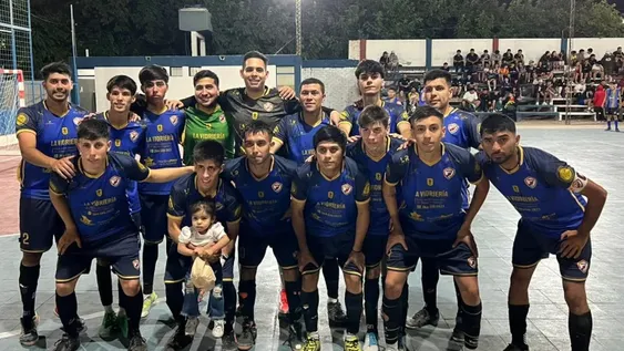 CENTRO IMPULSO  tiene más de 75 años pero es un puñado de amigos tirando pases y caños en el Este de San Juan.