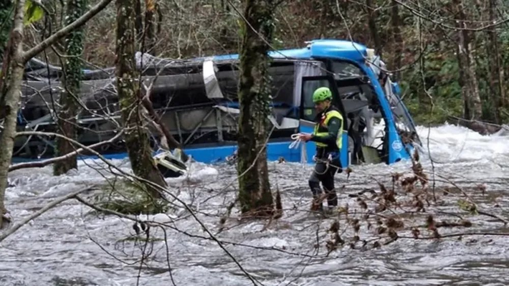 Seis muertos y dos heridos por la caída de un micro en un río de Galicia