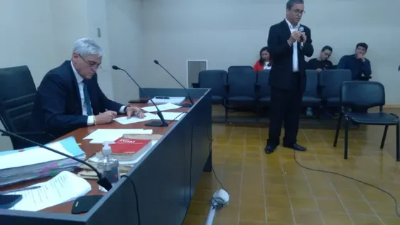 El médico Maximiliano Babsía (de pie) negó haber provocado con su actuación el desenlace fatal de su paciente.
