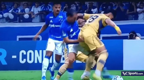 ¿Sin intención? El repudiable gesto del futbolista del Cruzeiro sobre el jugador xeneize.