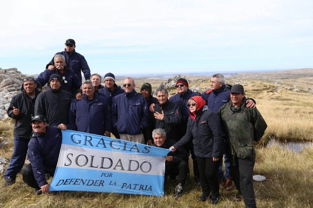 De la Fuente y otros VGM en el Monte Longdon, uno de los sitos donde se libró batalla en Malvinas.