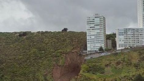 Tremendo socavón complica a Viña del Mar y deja en serio riesgo a un edificio