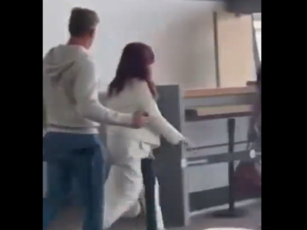 Escracharon a Cristina Kirchner en un aeropuerto y respondió con un gesto obsceno