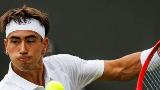 EL ARGENTINO no pudo hacer pie en el césped inglés.