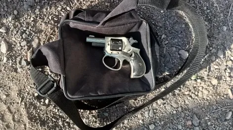 Iban a alta velocidad, uno intentó fugarse y los sorprendieron con un arma: entre ellos, un menor