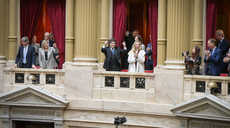 Javier Milei en el balcón.
