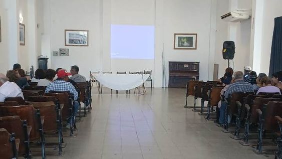 Vecinos de Guanacache y Divisadero, en Sarmiento, se unieron para protestar y denuciar la falta de agua de riego.