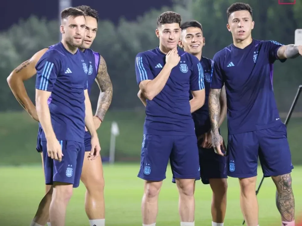 “Cuti” Romero, Enzo Fernández y Julián Álvarez, las tres novedades en el once inicial