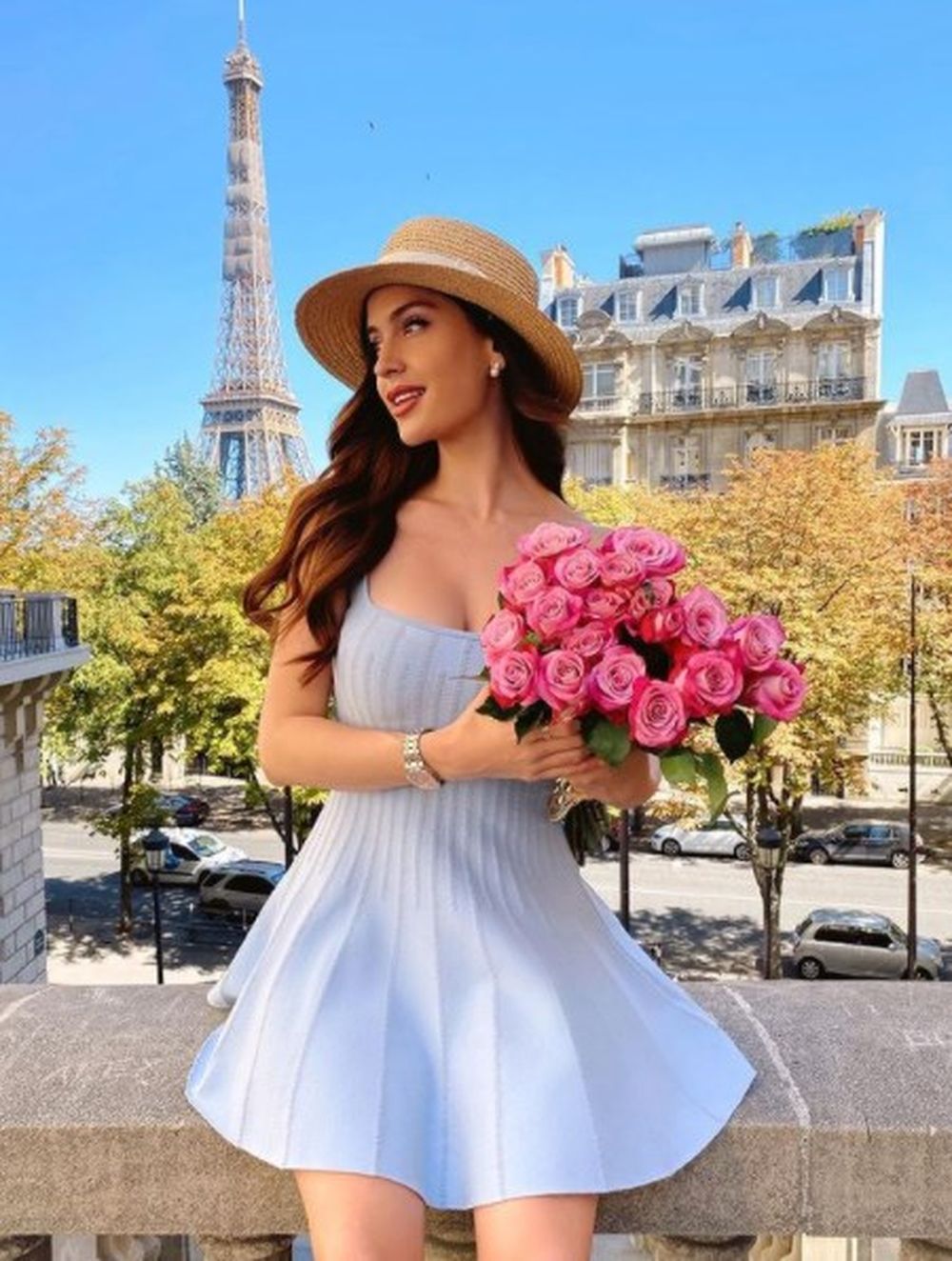 ¡Se preparó, se puso linda! La ex de Maluma fulminó con un diminuto escote navideño