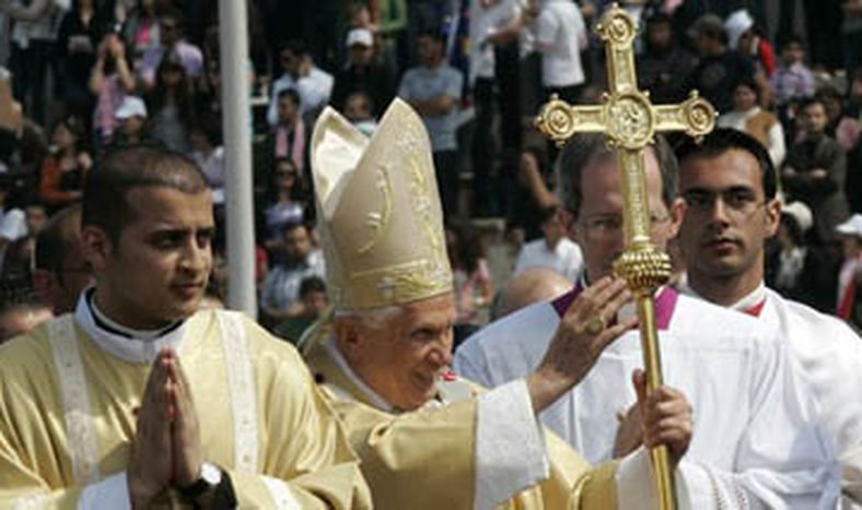 El Papa Benedicto XVI llamó a “deponer las armas de todo tipo”
