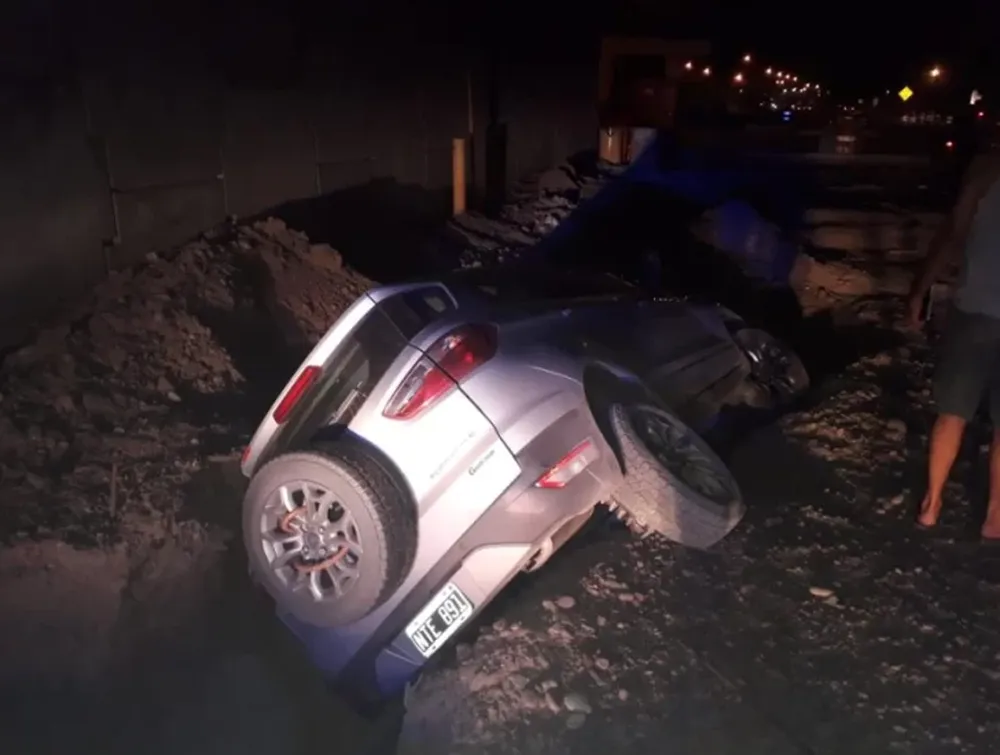 Perdió el control de su camioneta y cayó a una zanja