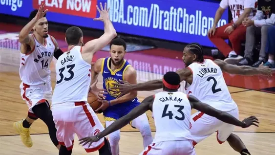 Golden State le amargó la primera chance de consagrarse campeón a Toronto
