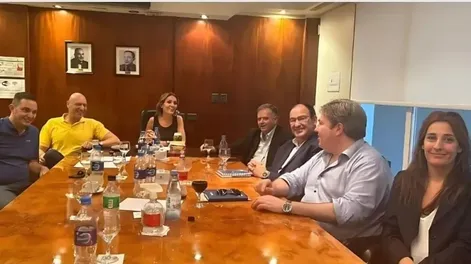 NATALIA FERNÁNDEZ, Claudia Cecilia y Gustavo Levinson en representación de la asociación recibieron a los funcionarios José Daniel Seguí, Adrian Alonso, Martín Palisa, Carolina Marino y José María Iglesias.