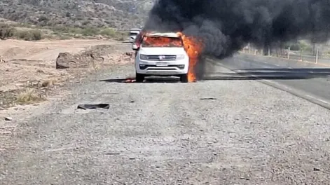 Una camioneta se incendió en Ruta 40 y su conductor se salvó de milagro
