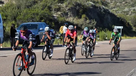 El peruano Roger Navarro ganó la primera etapa y es el sucesor de Tivani como líder de la Vuelta de Mendoza
