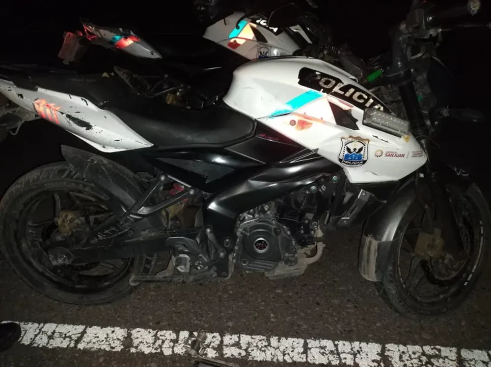 Un policía motorizado golpeó violentamente contra el pavimiento por esquivar un perro