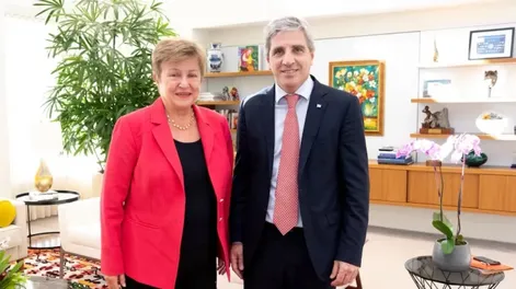 Luis Caputo se reunió con Kristalina Georgieva en la antesala de la nueva revisión del FMI